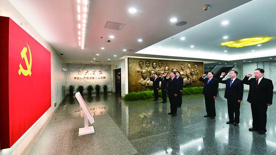 2017年10月31日，中共中央總書記、國家主席、中央軍委主席習近平帶領中共中央政治局常委李克強、栗戰書、汪洋、王滬寧、趙樂際、韓正，瞻仰上海中共一大會址和浙江嘉興南湖紅船。這是31日上午，在上海中共一大會址紀念館，習近平帶領其他中共中央政治局常委同志一起重溫入黨誓詞。 新華社記者 李濤/攝
